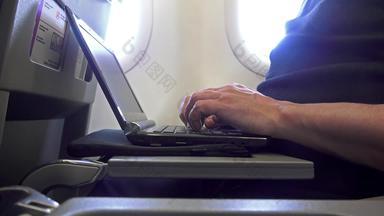 keyboard-level拍摄成功的男人。手移动PC飞机飞行商人飞机飞行在线会议互联网沟通移动PC呃股票视频